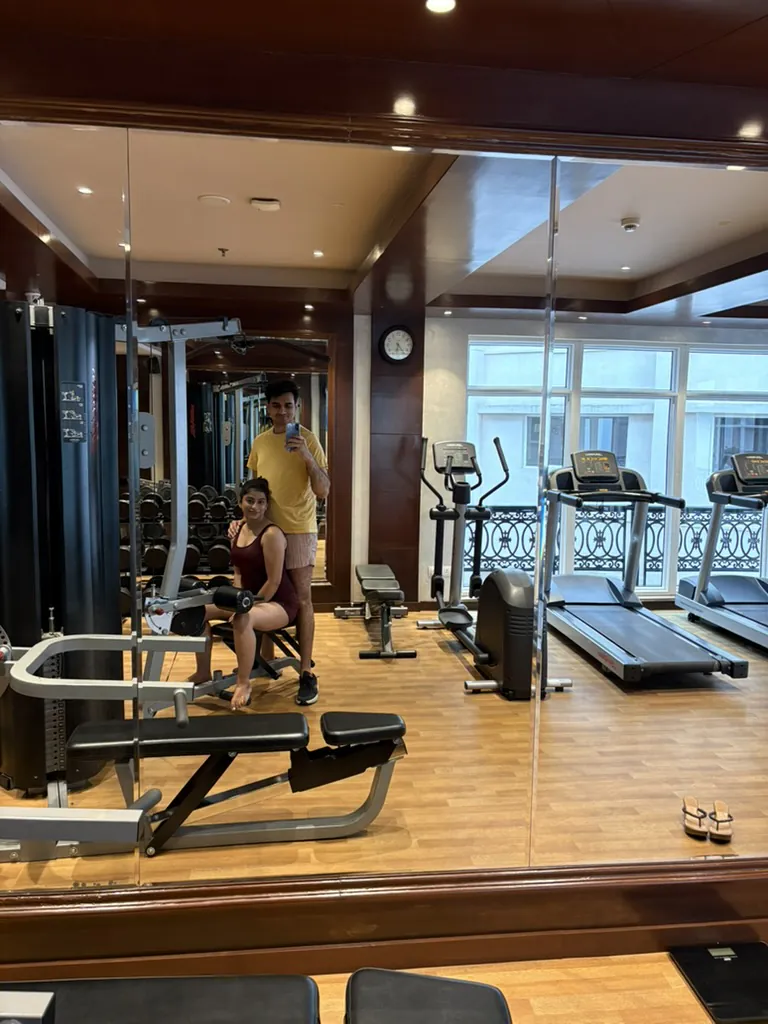 A gym mirror selfie together